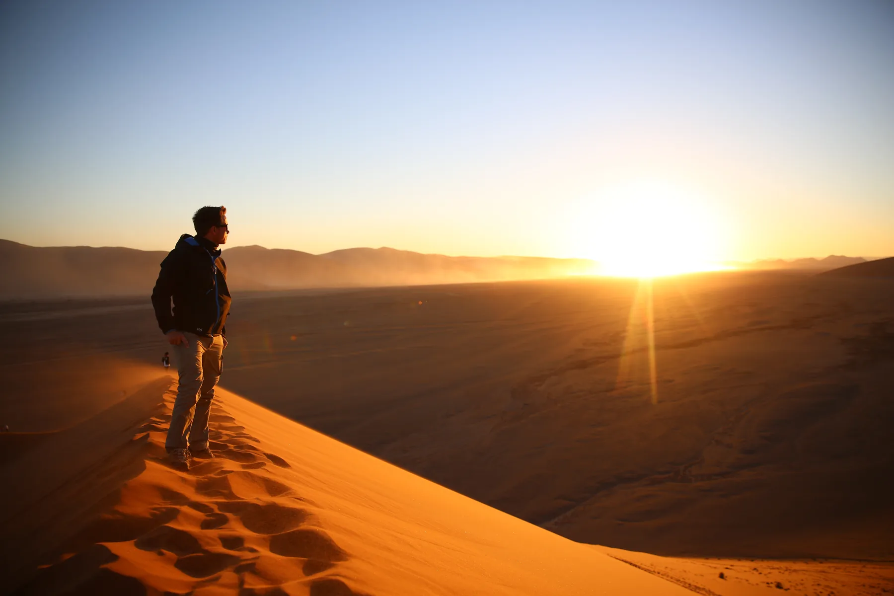 Dominik vor einem Sonnenuntergang in der Wüste