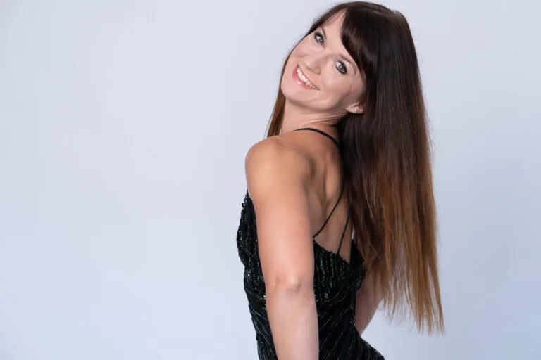 Portrait einer Frau im schwarzen Kleid